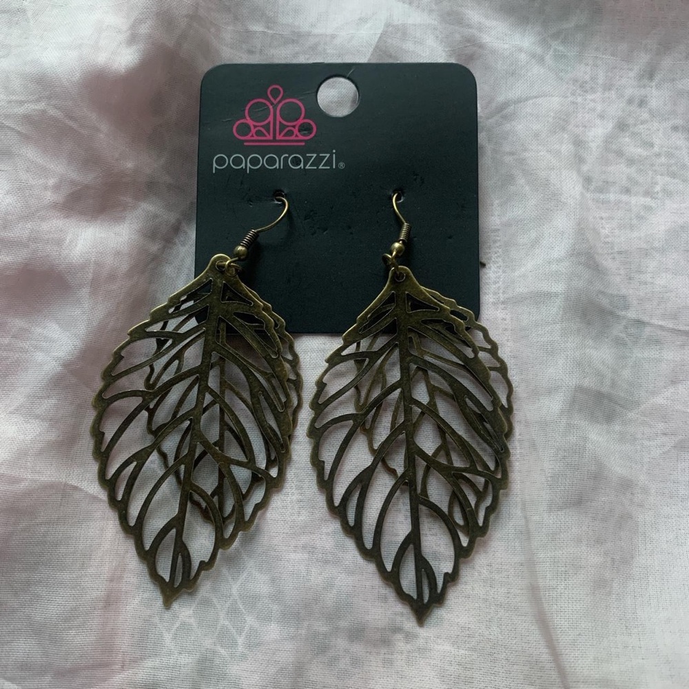 Paparazzi leaf earrings